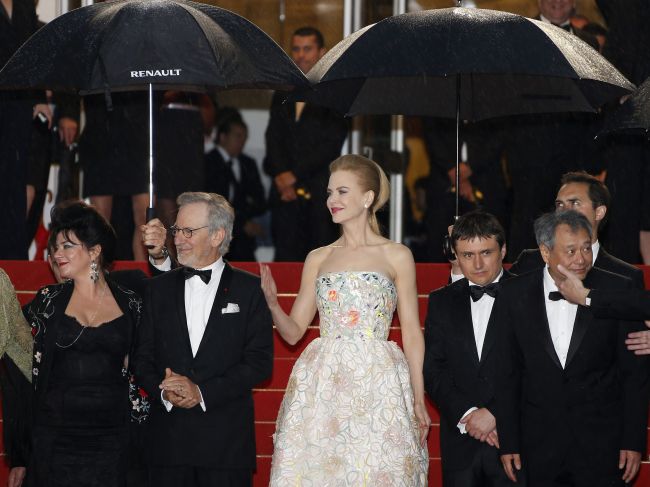 <!--:bg-->Фестивалът в Кан – мода, дъжд и „Великият Гетсби”<!--:--><!--:en-->The festival in Cannes – fashion, rain and The Great Gatsby<!--:-->