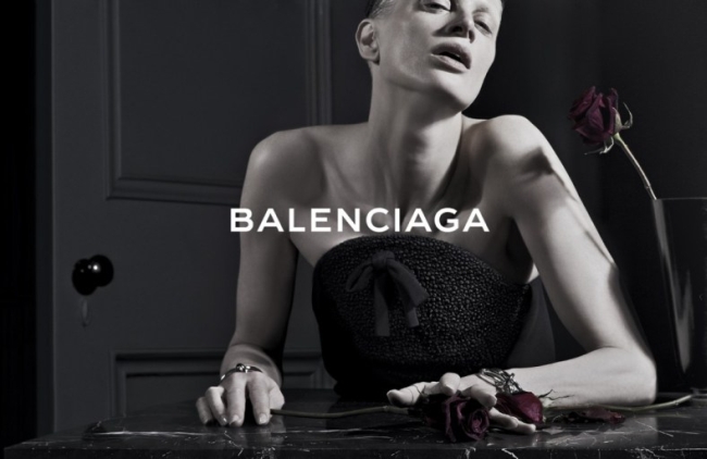 <!--:bg-->Кристен Макменами стана лице на Balenciaga<!--:-->