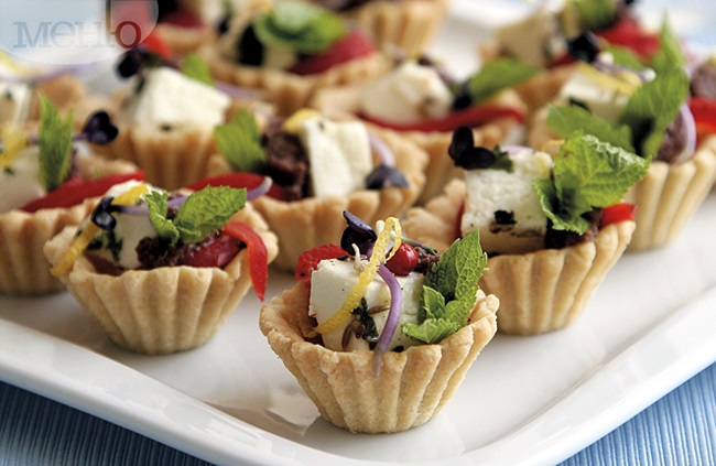 Празнична трапеза: Кошнички с тофу, маслинена паста и чушки A Festive Meal: Baskets With Tofu, Olive Paste And Peppers