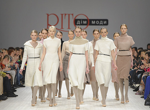 <!--:bg-->Мода по време на война! 40 дизайнери в Киев превръщат красотата в послание към всички нас<!--:-->