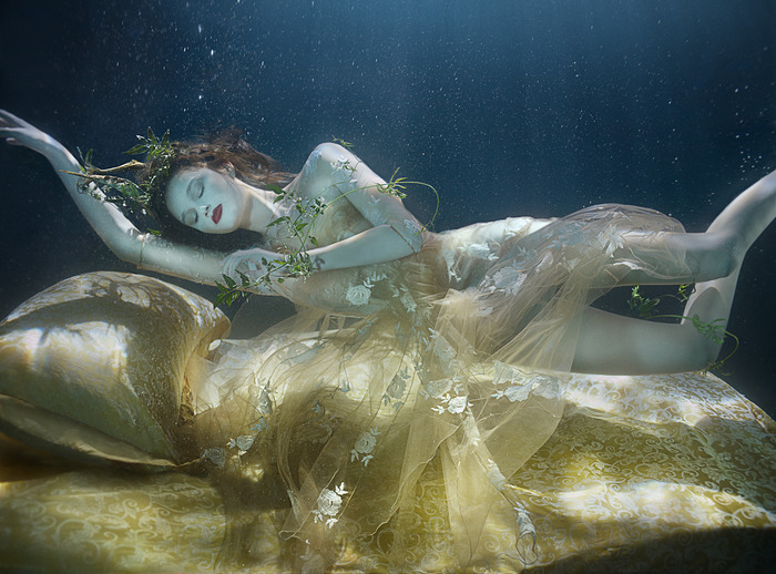 <!--:bg-->„Тъкачи на мечти“: как изглежда една фотосесия, заснета под вода<!--:-->