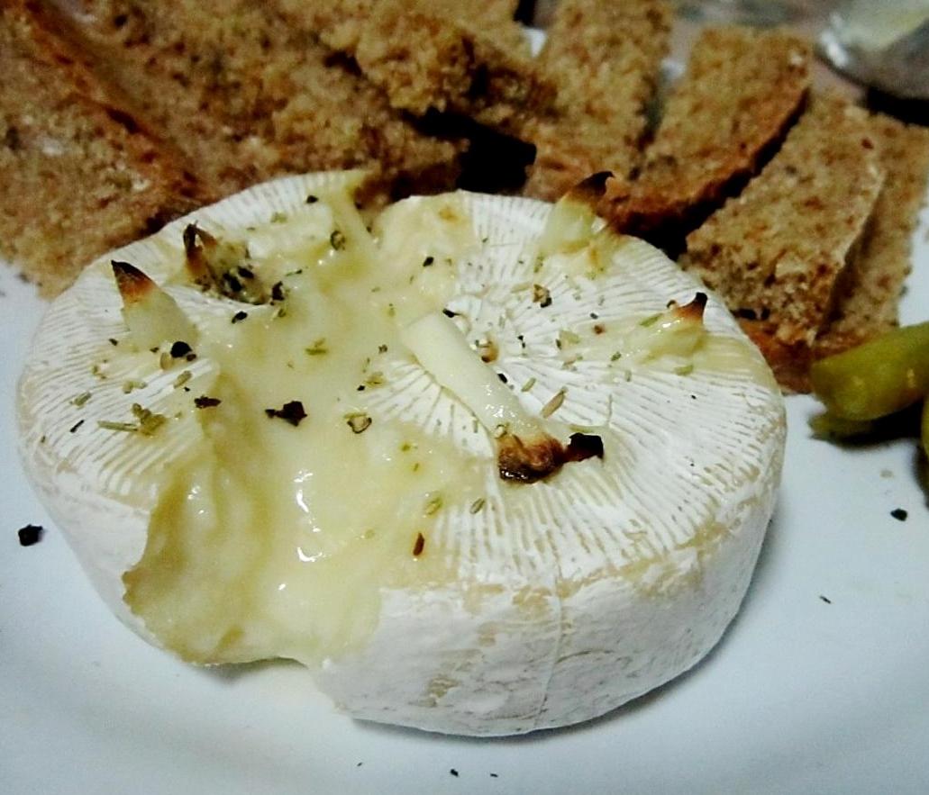 Запечь сыр в духовке с багетом