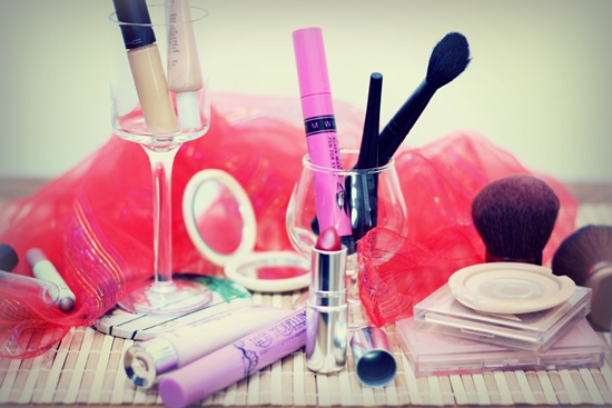 Какво се получава, ако смесим козметични продукти и грим?