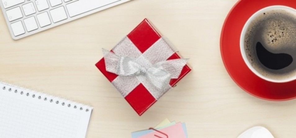 Коледен дух в офиса: подаръци между колеги