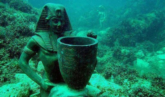 10-real-underwater-cities-Cleopatras-Palace-Alexandria-Egypt-www-thoughtpursuits-com