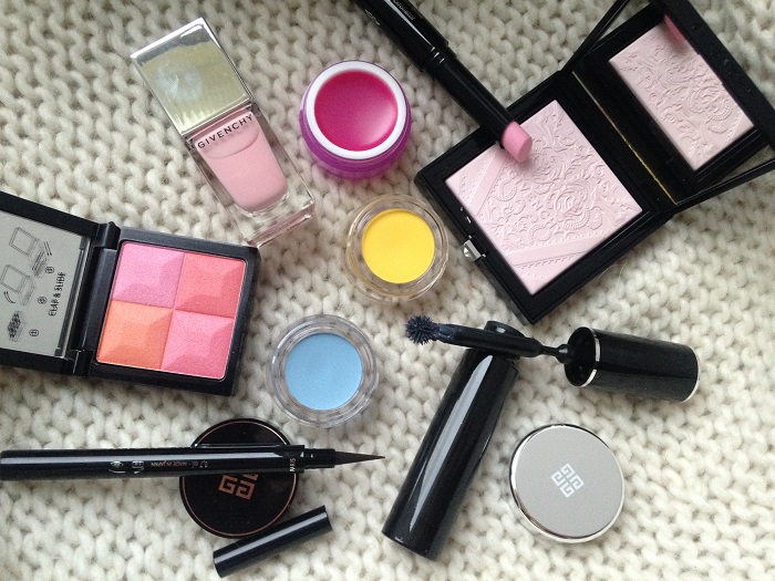 Женската красота, издигната на пиедестал в LA RÉVÉLATION ORIGINELLE на Givenchy