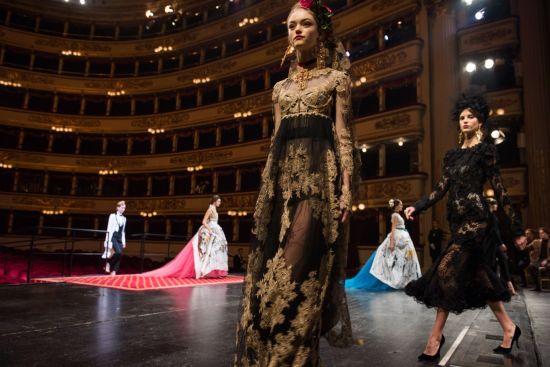Dolce-and-Gabbana-La-Scala-show-Vogue-Jan-2016.gif