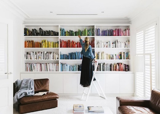 colour-sorted-bookshelf-9
