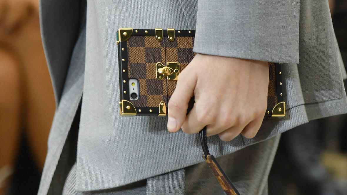 Louis Vuitton опакова iPhone в чанта