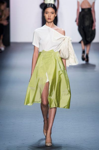 Как да носим: Блуза с голо рамо