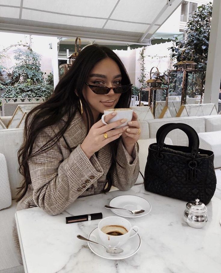 „Човек, в другите хора вижда своята душа.“