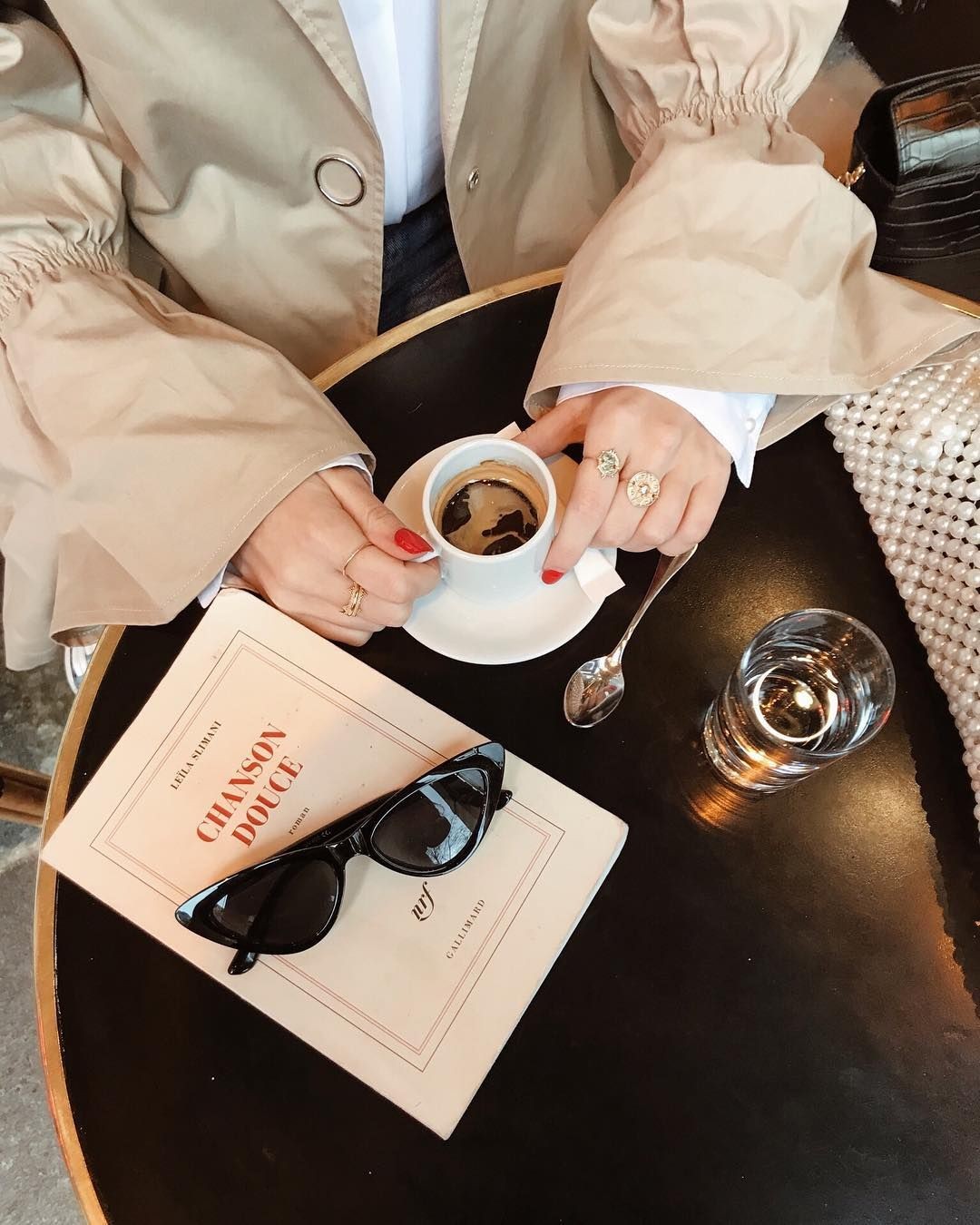 “Спомените те сгряват отвътре. Но освен това те разкъсват.”