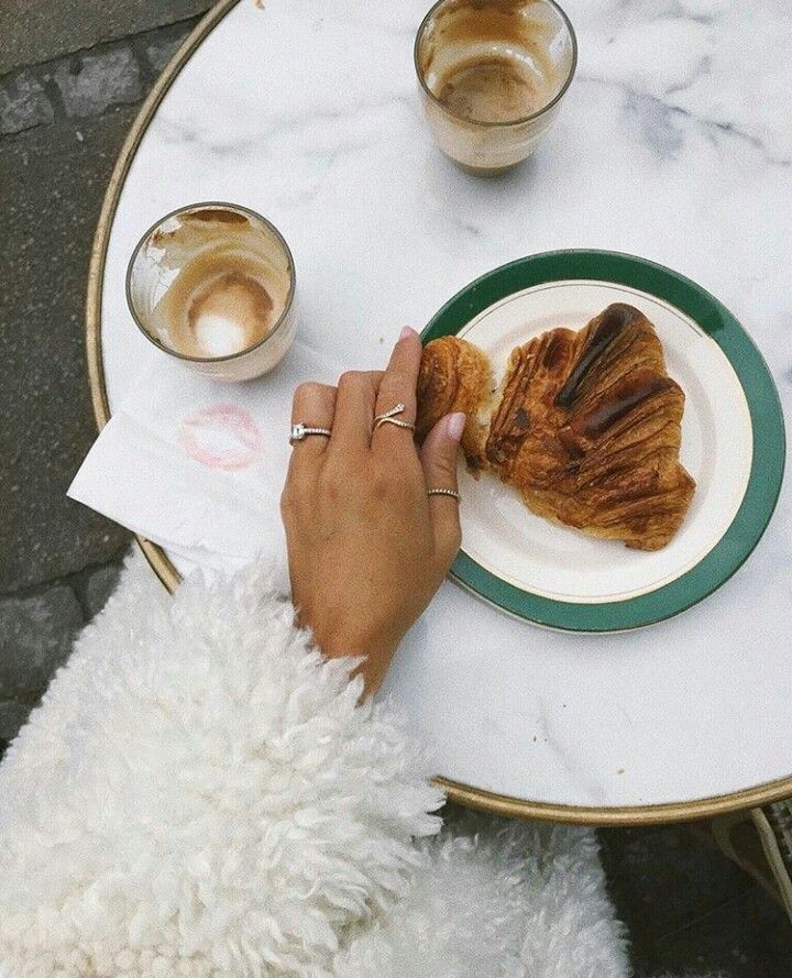 „Каквото е скрито се крие в целувките.“