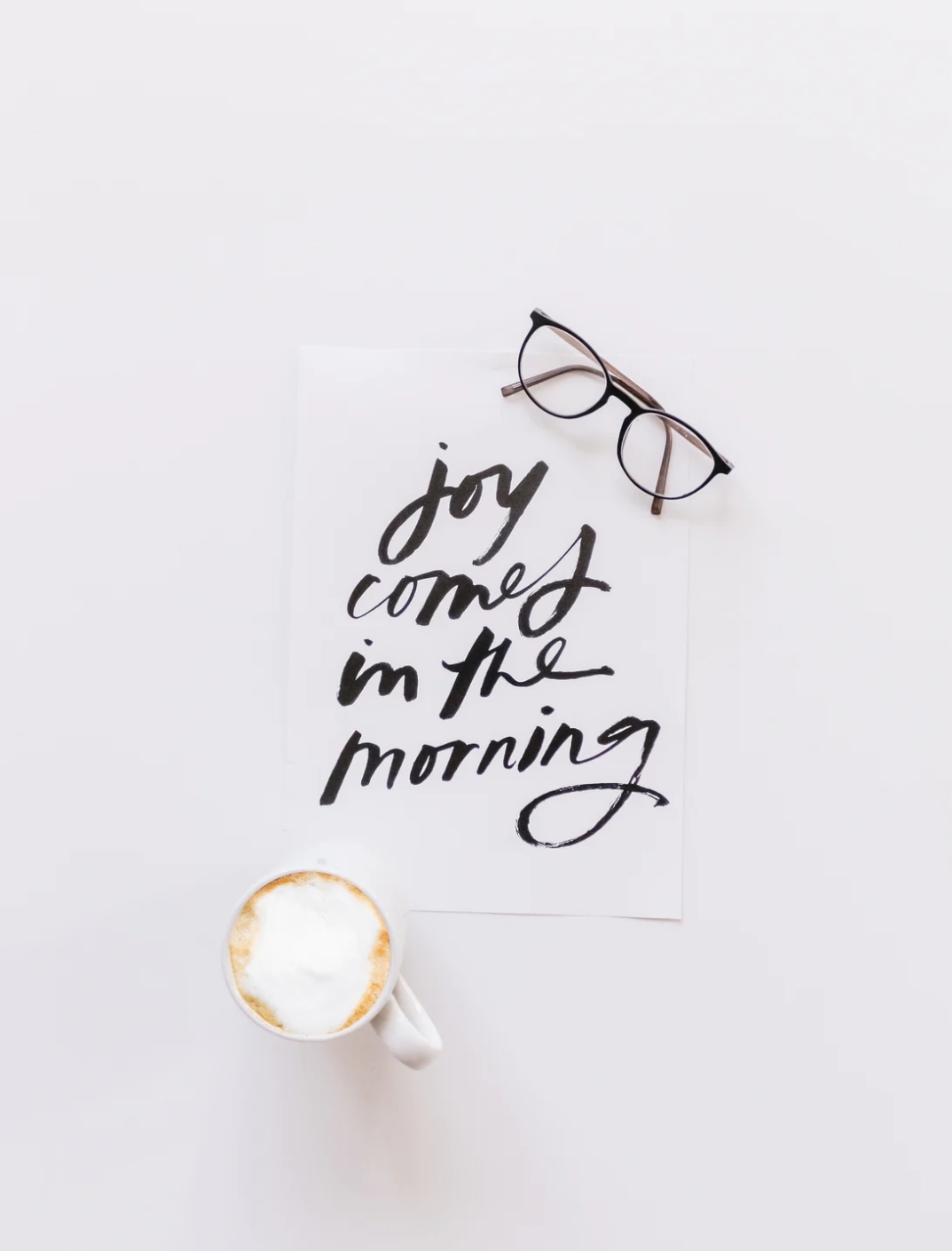 „Щастието идва тихо, стъпва по слънчеви лъчи…“