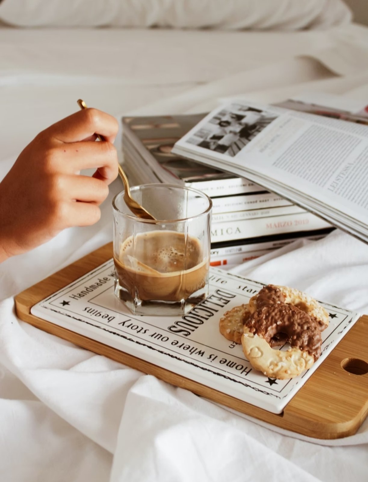 „Животът е простичко нещо, но ние настояваме да го правим сложен.“