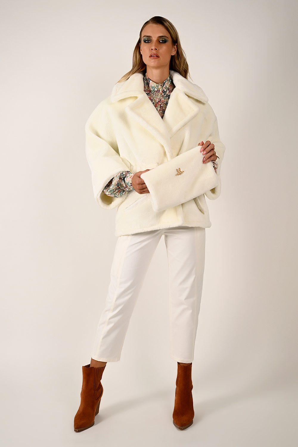 White cream eco leather coat от Merlenne