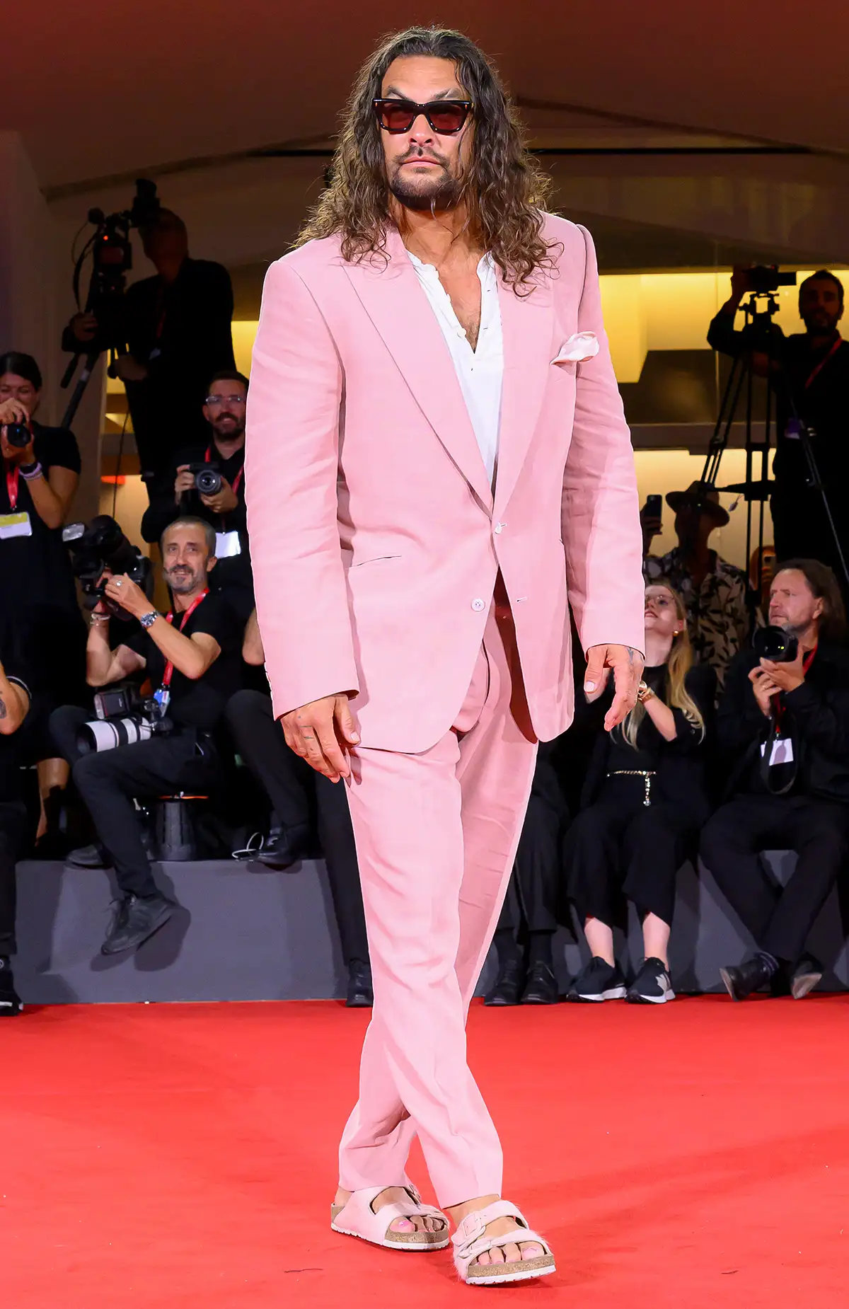 Джейсън Момоа – един мъж в розово