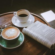 „Светлината влиза през пукнатината.“