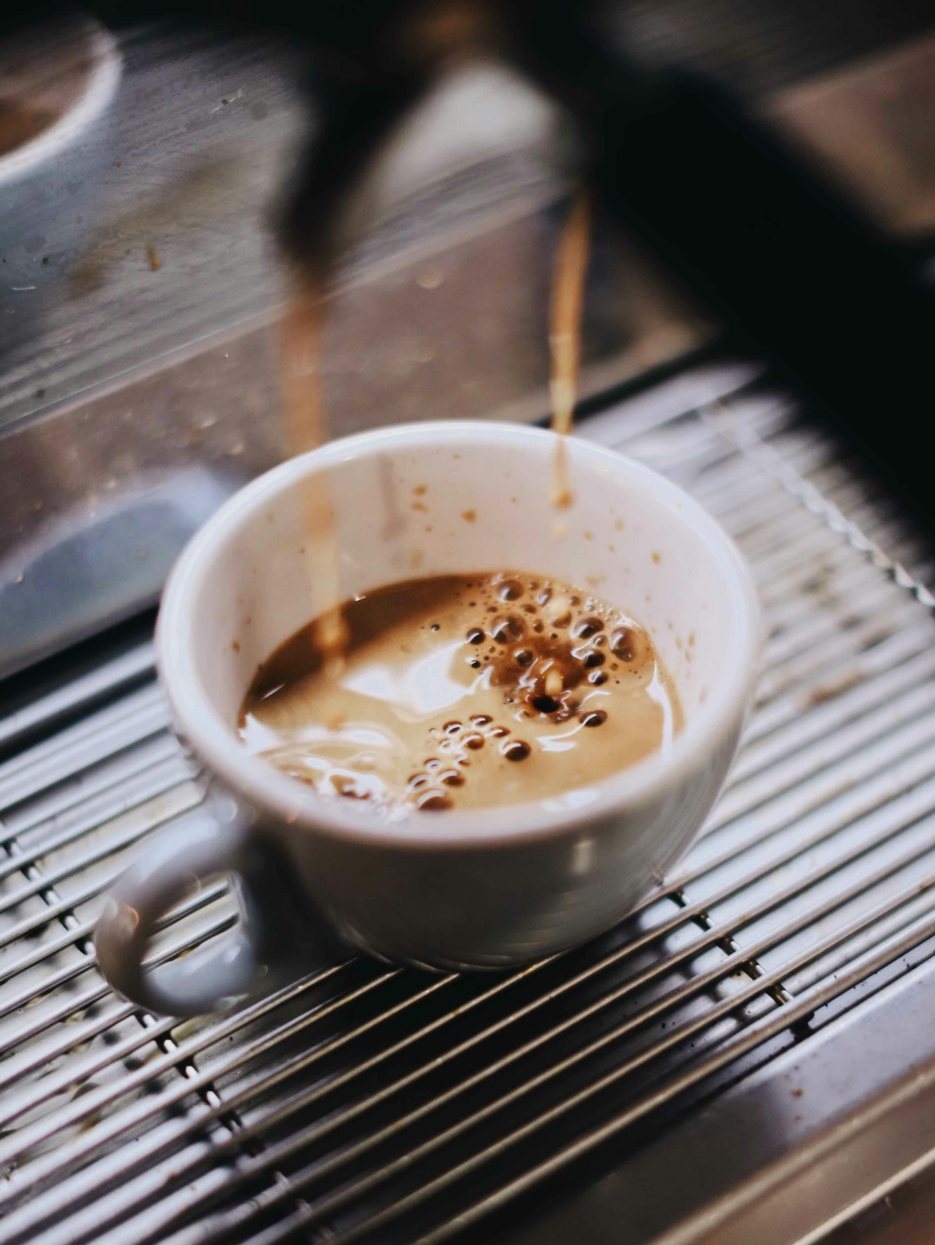 „Защото, когато тръгнем да търсим любовта, тя също тръгва към нас. И ни спасява.“