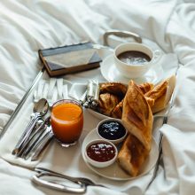 „Човек е нещастен, защото не знае, че е щастлив.“