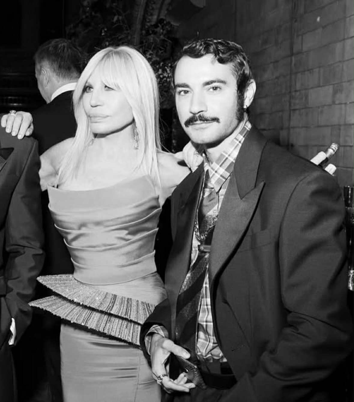 Дарио Витале казва „чао“ на Versace