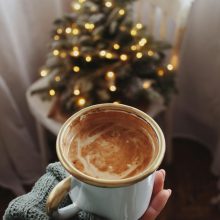 „Добрите постъпки и доброто сърце са коледните украшения, които никога не излизат от мода.“