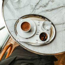 „Птицата не пее, защото има отговор. Тя пее, защото има песен.“