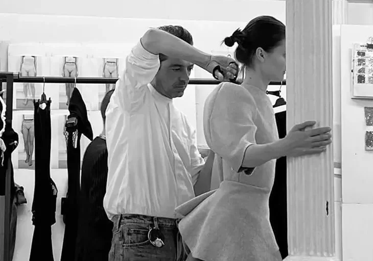 Питър Мюлие напуска Alaïa заради Versace?