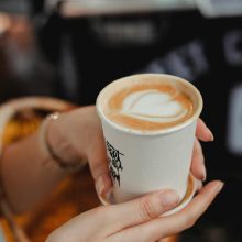 „Да целунеш някого е нещо лично, всъщност много лично, а сърцето ти винаги прескача замалко, преди да го направиш.“