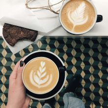 „Една роза може да е моята градина. Един приятел – моят свят“