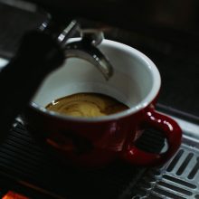 „Ако сме верни на себе си, не можем да бъдем фалшиви с никой друг.“