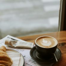 „Ако сте с разбито сърце, все пак оставете сърцето си отворено, за да може болката да намери изход.“