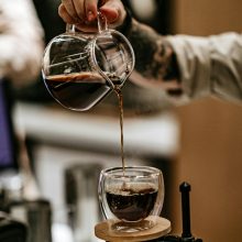 „И когато се усмихнеш, целият свят спира и се взира за известно време, защото си невероятен, точно такъв, какъвто си.“