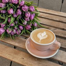 „Донеси слънцето над сърцето ми, искам да цъфна.“