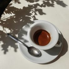 „Не се бори с тъмнината. Запали свещ.“