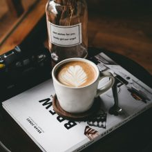 „Запомнете, че не можете да се покатерите по стълбата на успеха с ръце в джобовете.“