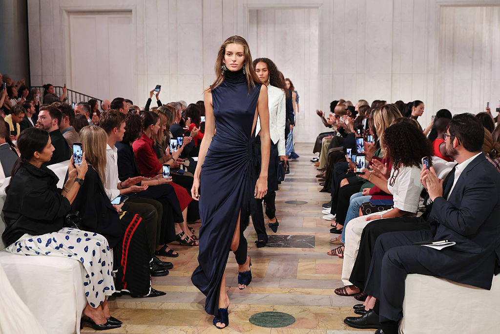 Ralph Lauren на NYFW – модерна романтика и съблазнителни силуети.