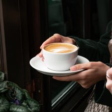 „Най-добрият начин да разбереш дали можеш да се довериш на някого е да му се довериш.“