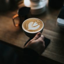„Голямата наука да живееш щастливо се състои в това да живееш само в настоящето.“